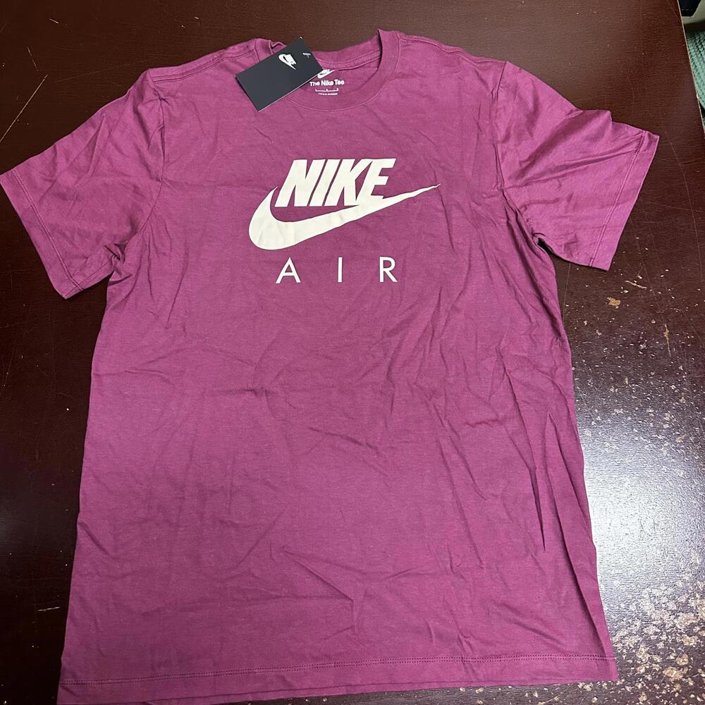 Nike men’s violet short sleeve T-shirt, large